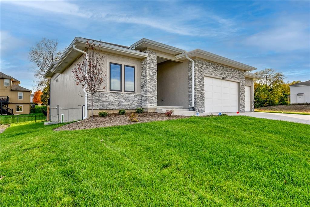 Photo of 3916 SW Flintrock Drive Lee's Summit MO 64082