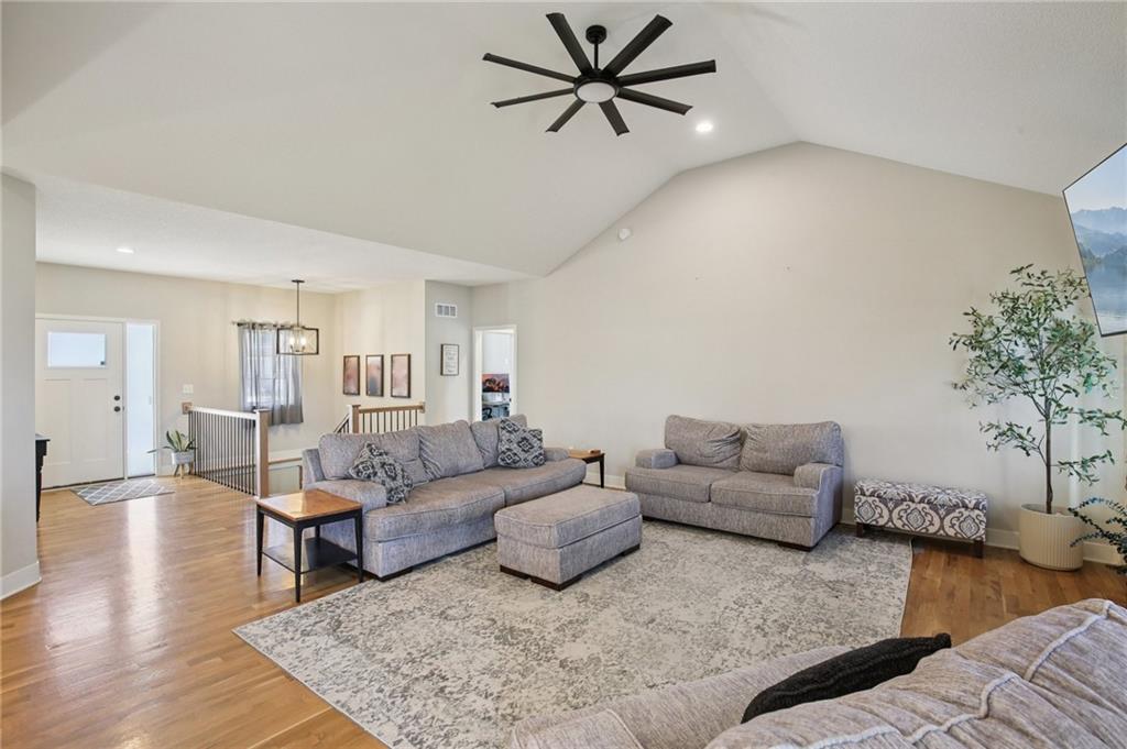 Photo of 594 N Oakwood Lane Tonganoxie KS 66086