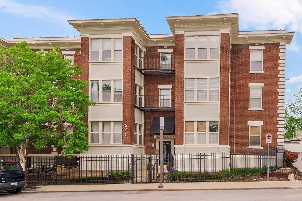 Photo of 200 E 43rd Street #306 Kansas City MO 64111