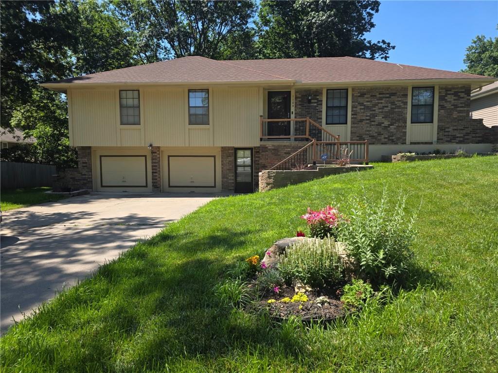 Photo of 1104 SW MIC-O-SAY Drive Blue Springs MO 64015