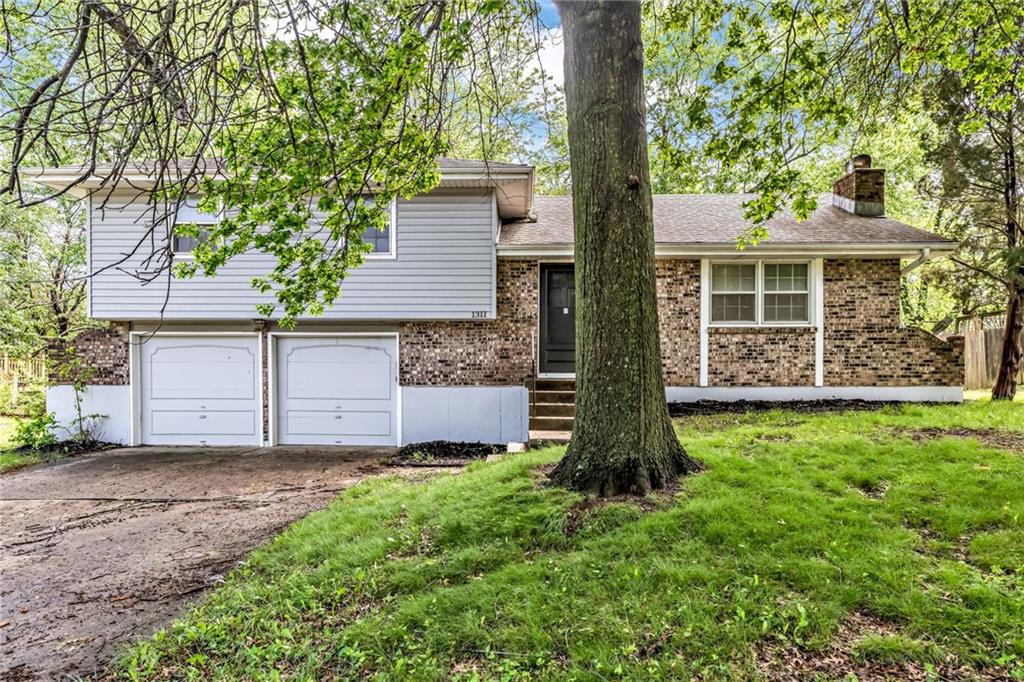 Photo of 1311 Highland Drive Lee's Summit MO 64081