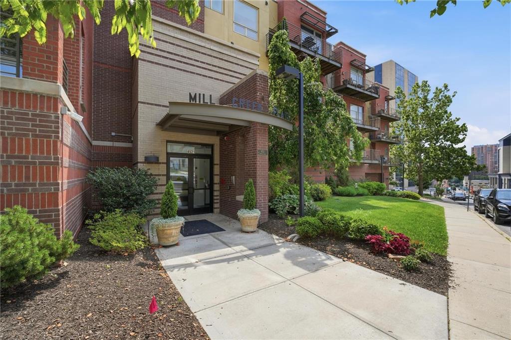 Photo of 4521 Wornall Road #208 Kansas City MO 64111