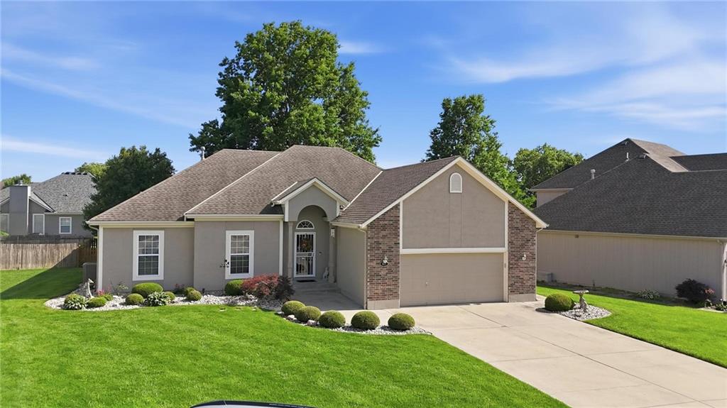 Photo of 812 SW Nautica Court Lee's Summit MO 64082