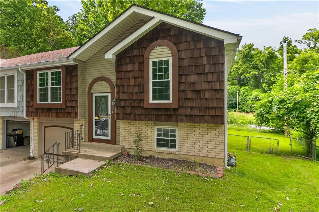 Photo of 5924 NW Creekview Drive Parkville MO 64152