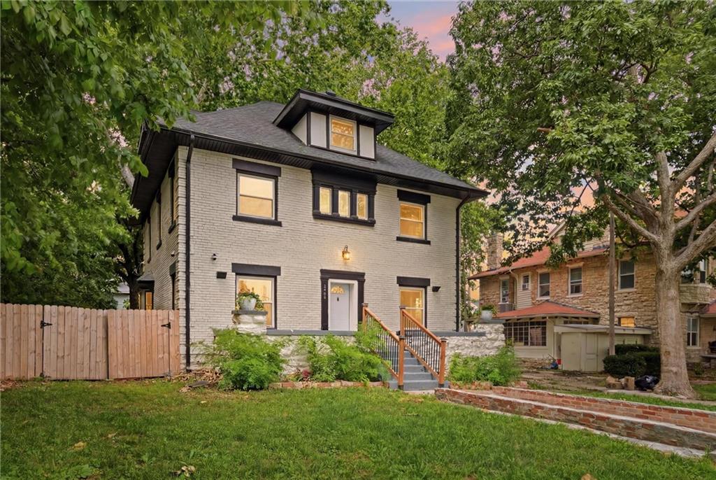 Photo of 2708 Tracy Avenue Kansas City MO 64109