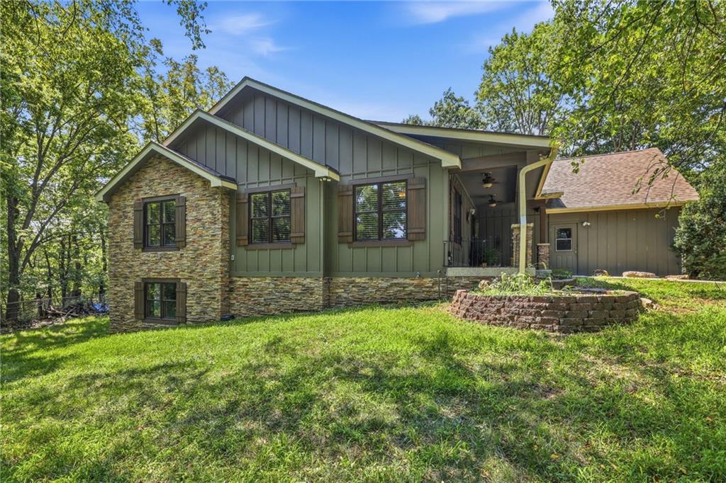 Photo of 9000 Oak Country Lane De Soto KS 66018