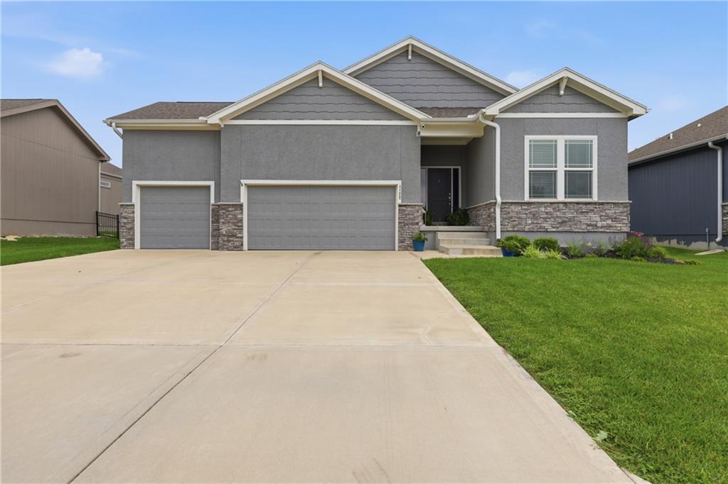 Photo of 1122 SW Cheshire Drive Lee's Summit MO 64083
