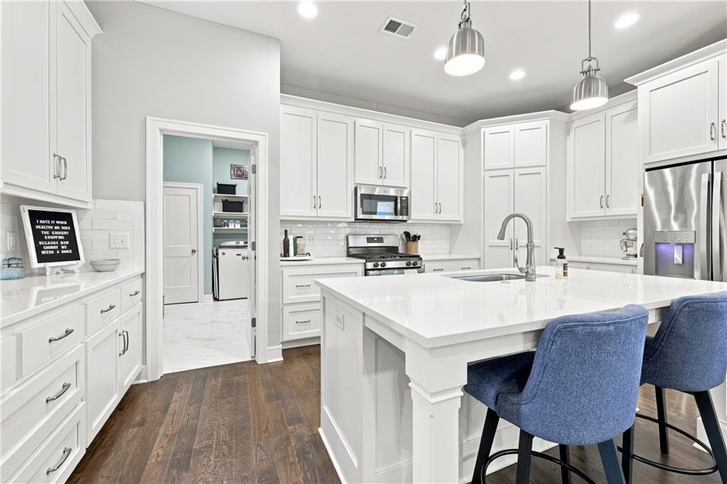Photo of 1122 SW Cheshire Drive Lee's Summit MO 64083