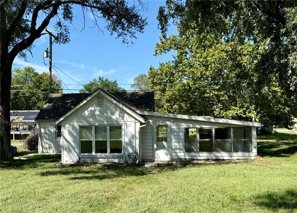 Photo of 215 W 3rd Street Tonganoxie KS 66086