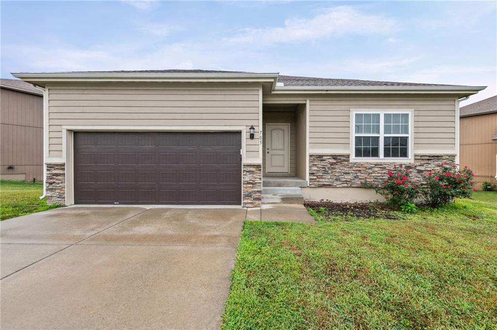 Photo of 705 NW 111th Terrace Kansas City MO 64155