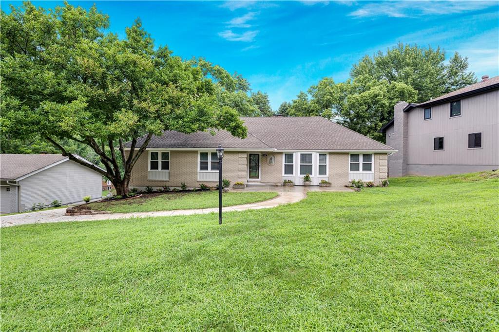 Photo of 404 NW Briarcliff Road Kansas City MO 64116