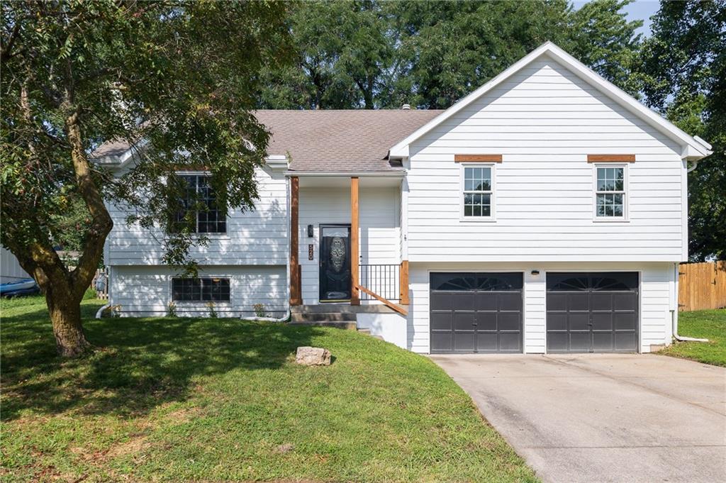Photo of 520 NE Bristol Drive Lee's Summit MO 64086
