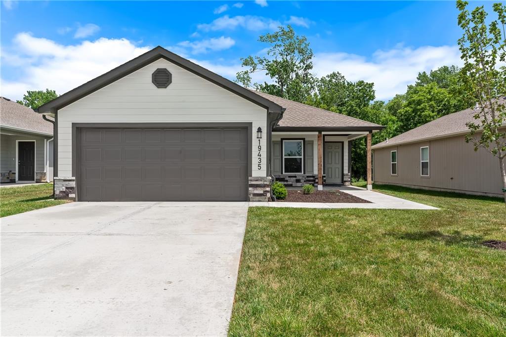 Photo of 435 Valley View Drive Tonganoxie KS 66086