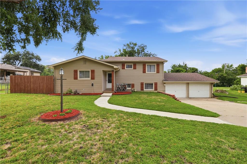 Photo of 203 SE 16th Street Oak Grove MO 64075