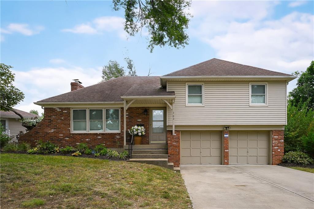 Photo of 303 SW Pinnell Drive Lee's Summit MO 64081