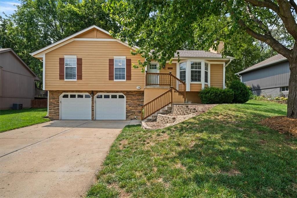 Photo of 1712 NE Whitestone Drive Lee's Summit MO 64086