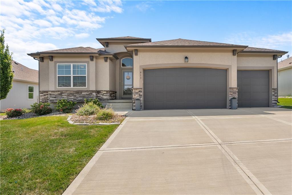 Photo of 913 Zennor Lane Raymore MO 64083