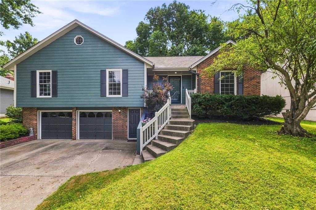 Photo of 633 Clubhouse Drive Lee's Summit MO 64086