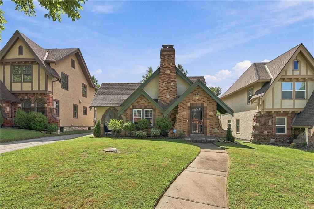 Photo of 405 E Gregory Boulevard Kansas City MO 64131