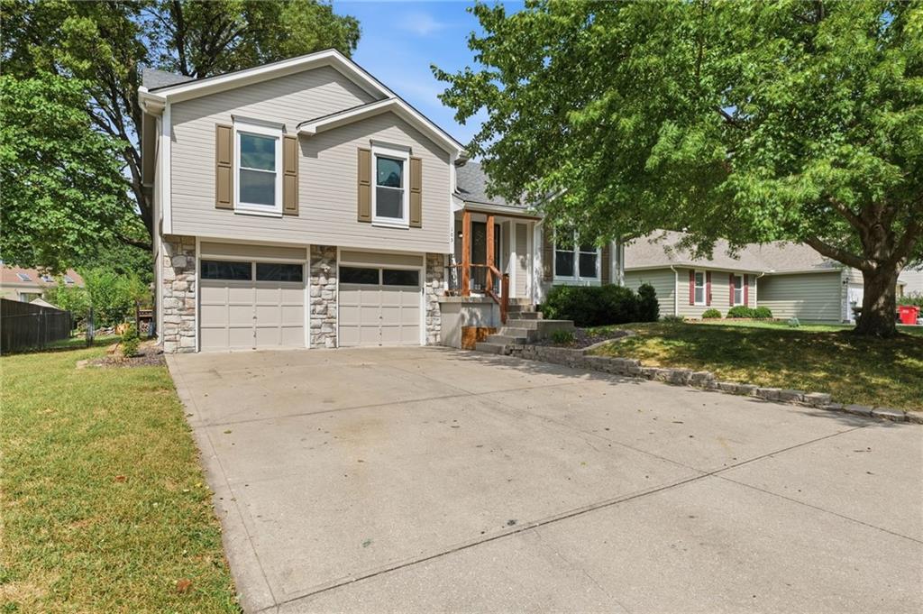Photo of 105 SE HARVARD Drive Blue Springs MO 64014