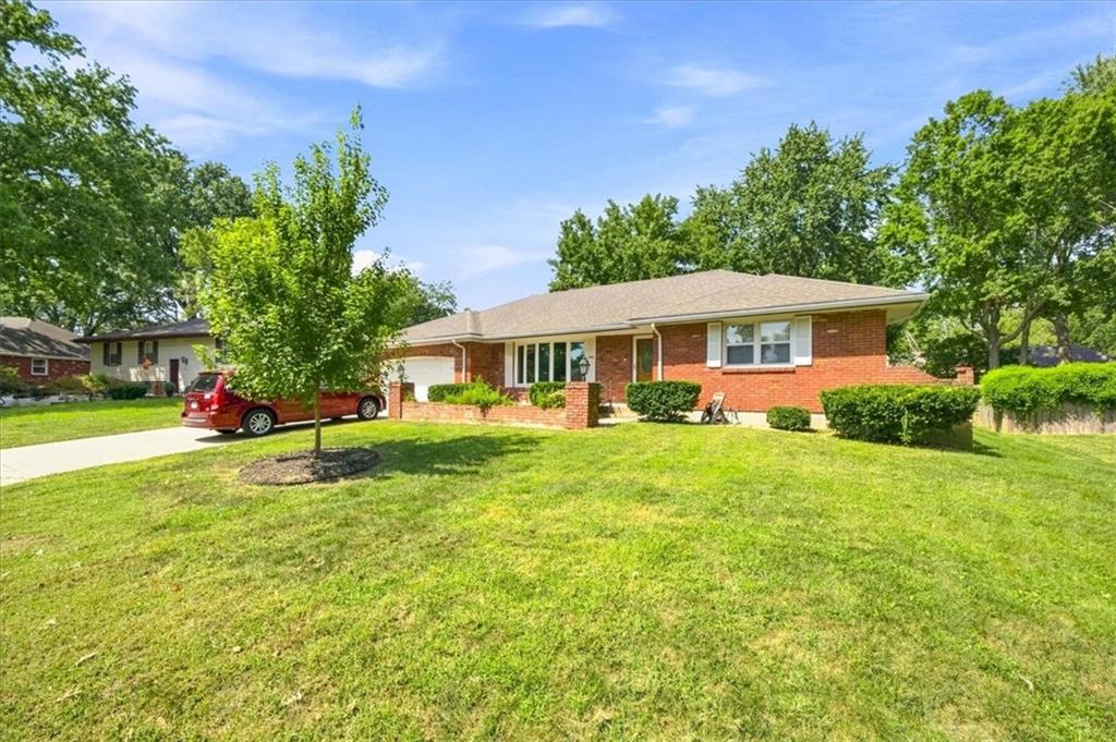 Photo of 1009 SW SUNRISE Drive Blue Springs MO 64015