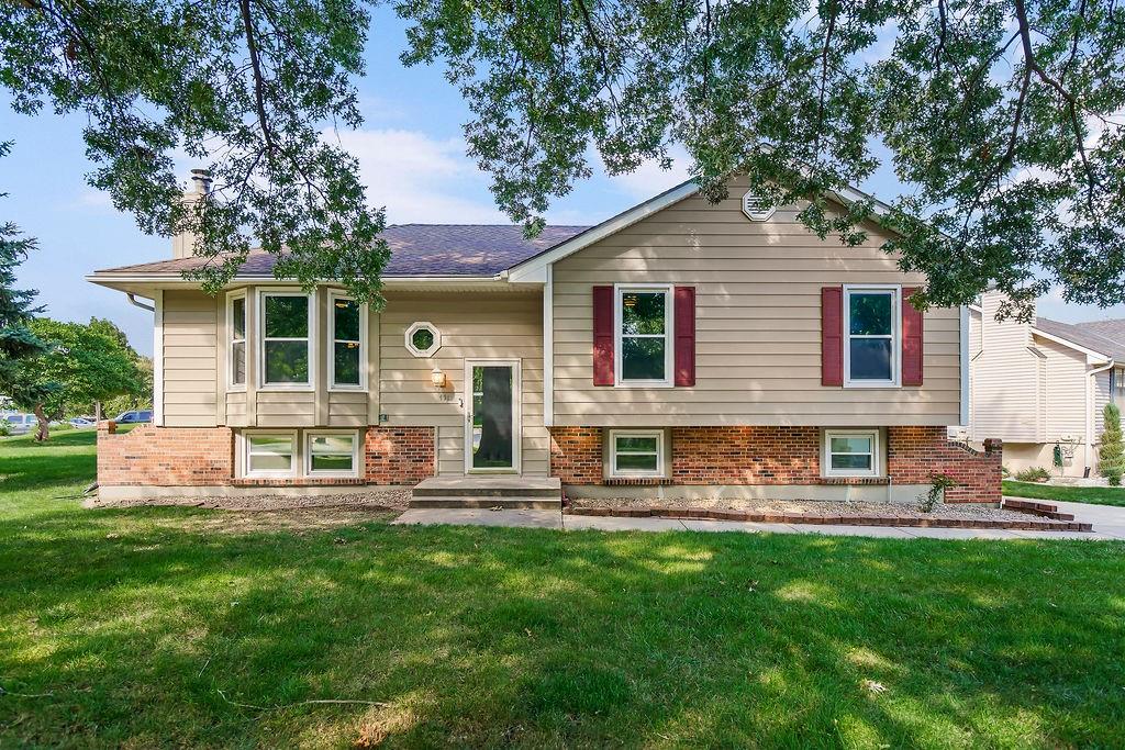 Photo of 401 SE Mt Vernon Drive Blue Springs MO 64014