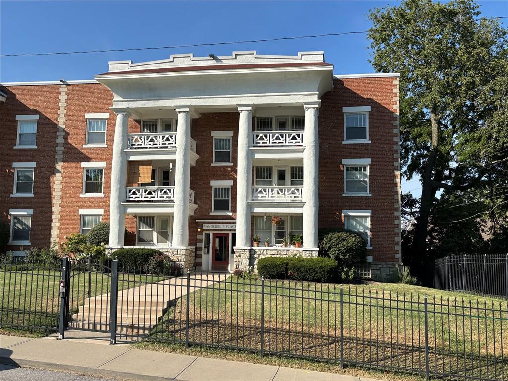Photo of 406 E 43rd Street #2E Kansas City MO 64110