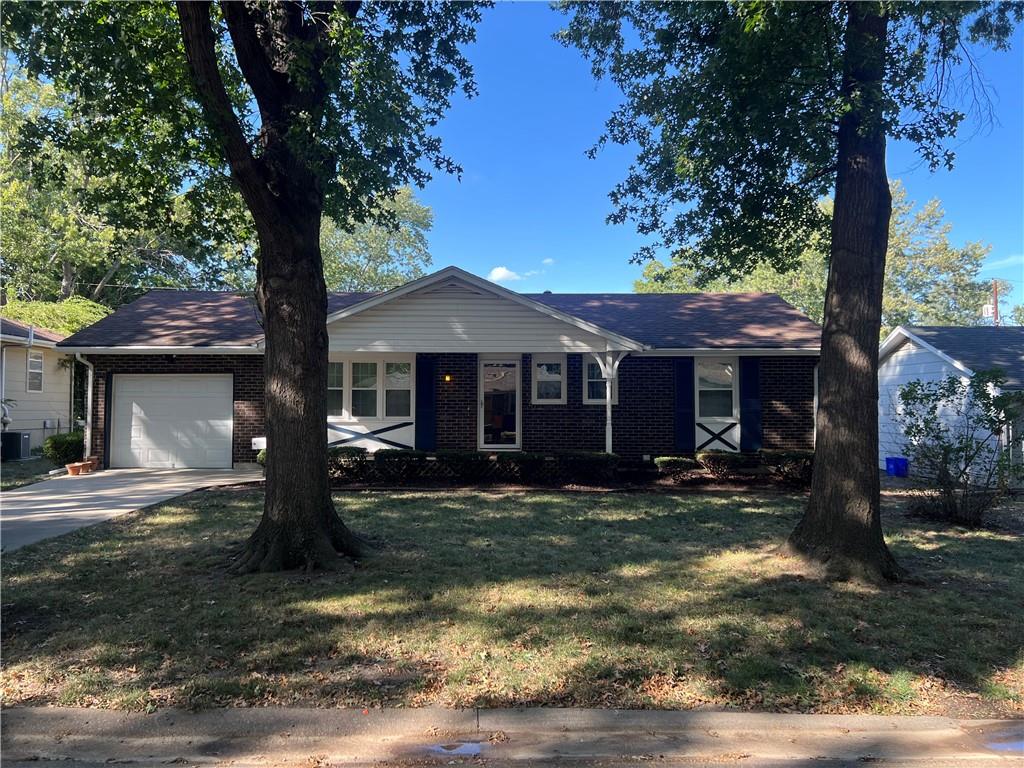 Photo of 702 NE Darwin Street Lee's Summit MO 64063
