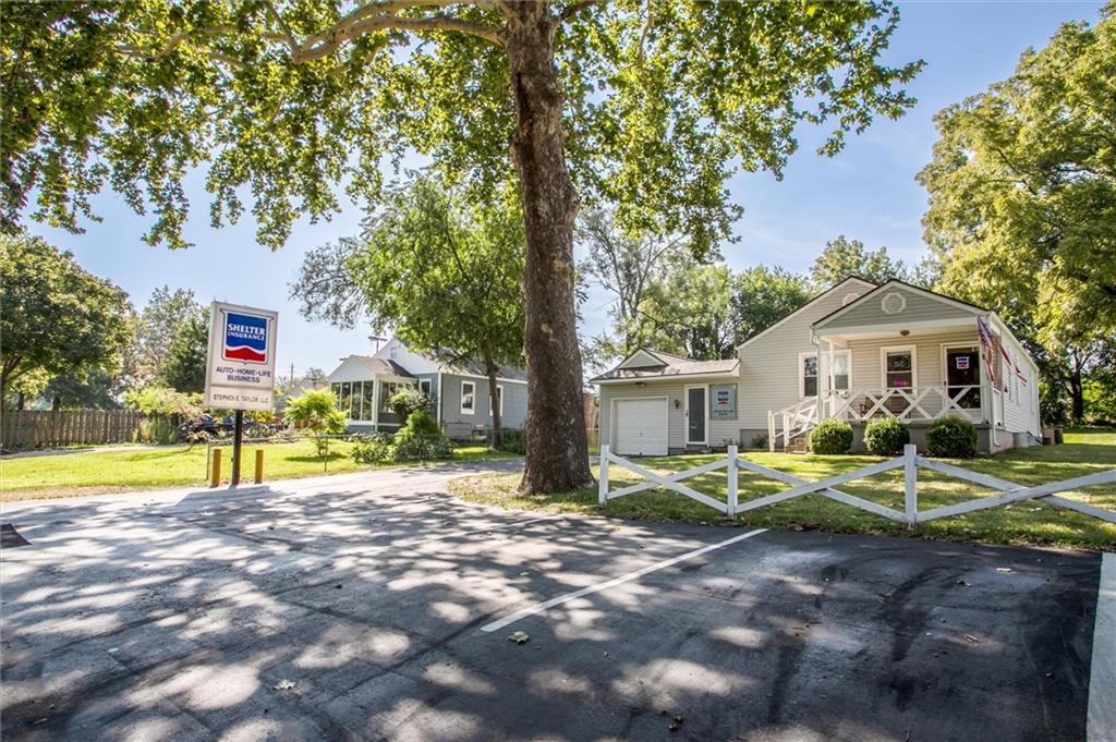 Photo of 706 NW Summit Street Blue Springs MO 64015