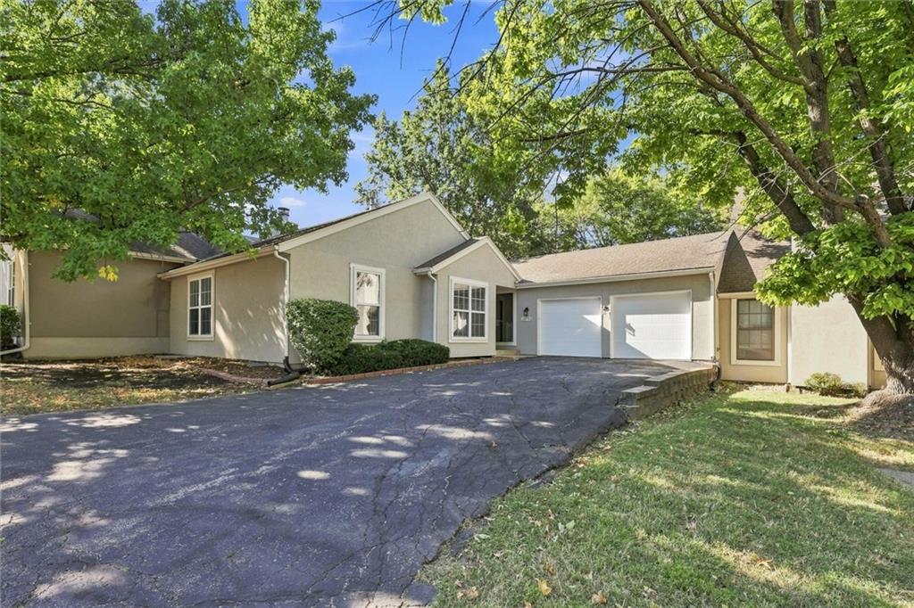Photo of 10752 Oakmont Street Overland Park KS 66210