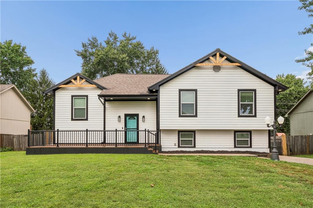 Photo of 309 NE Brookwood Drive Blue Springs MO 64014