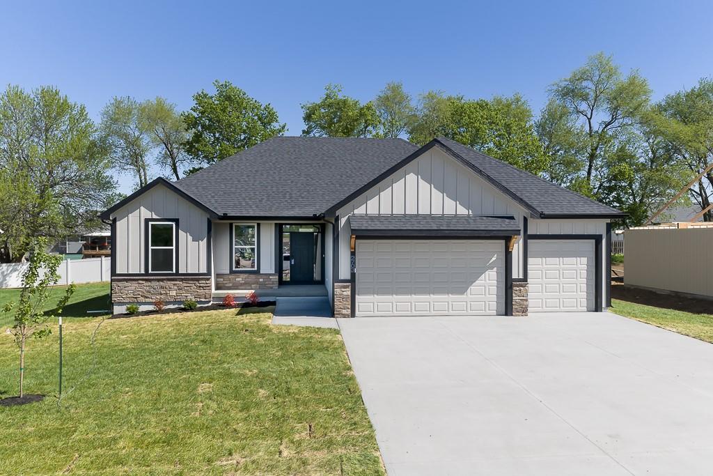 Photo of 2723 Stone Creek Avenue Tonganoxie KS 66086