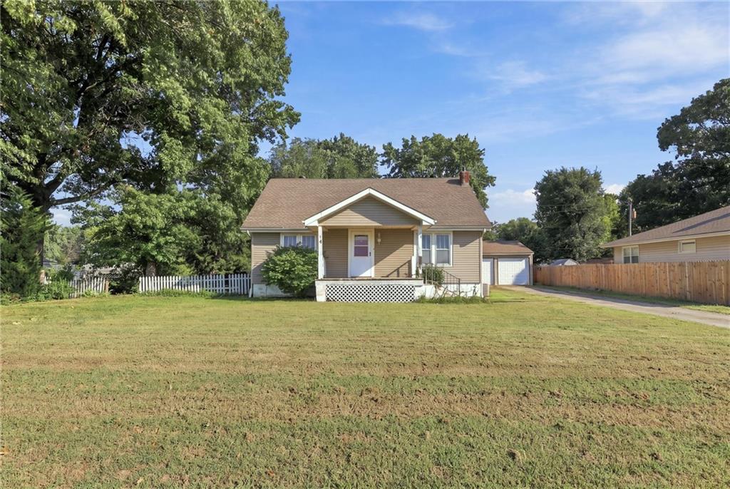 Photo of 219 W 4th Street Tonganoxie KS 66086