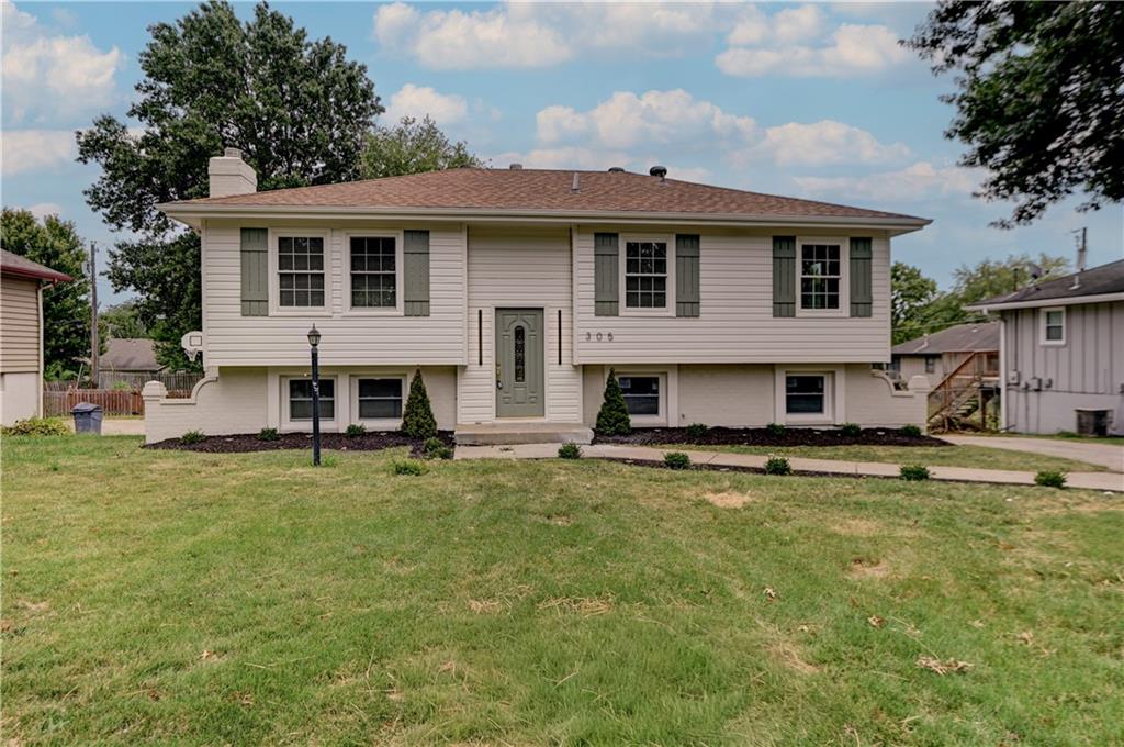 Photo of 305 Sharon Drive Lee's Summit MO 64063