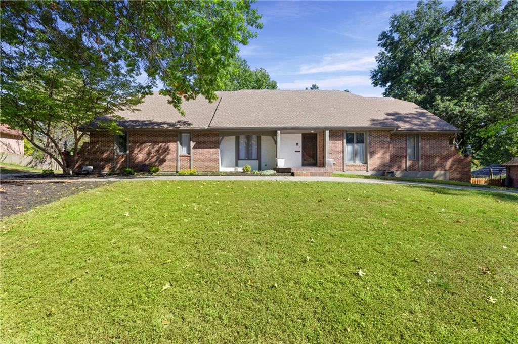 Photo of 205 NW Hillcrest Lane Lee's Summit MO 64063