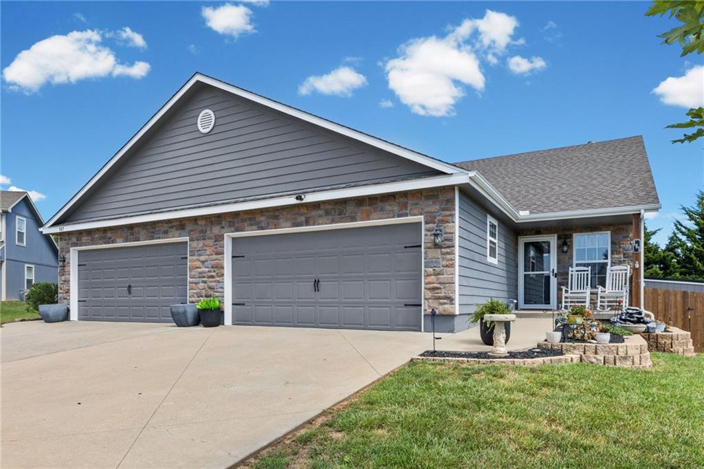Photo of 161 S Whilshire Drive Tonganoxie KS 66086