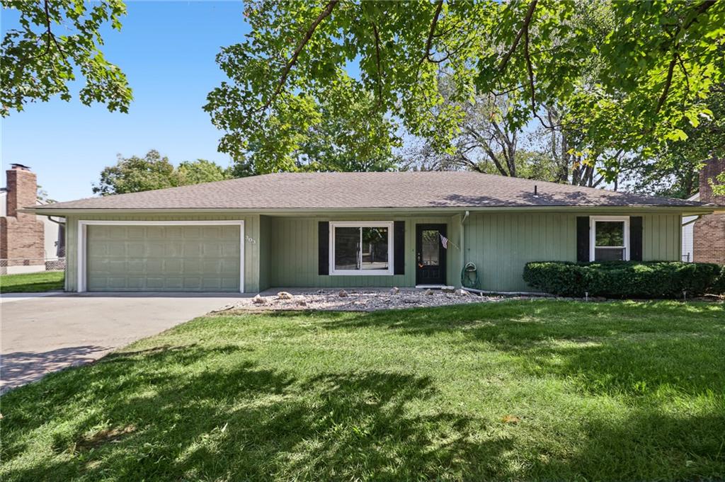 Photo of 303 SW Pryor Road Lee's Summit MO 64081