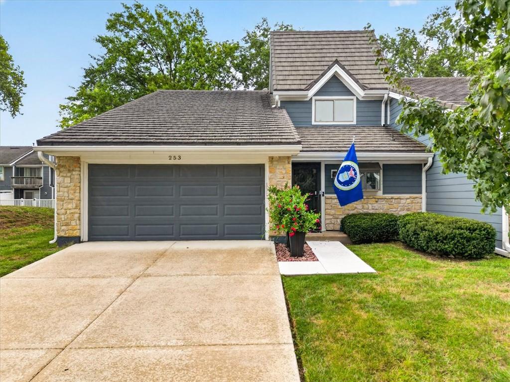 Photo of 253 NE Edgewater Drive Lee's Summit MO 64064