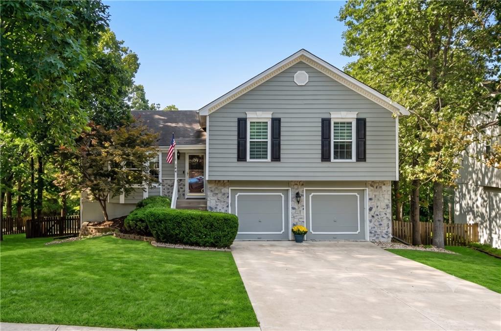 Photo of 144 NW Whitlock Drive Lee's Summit MO 64081