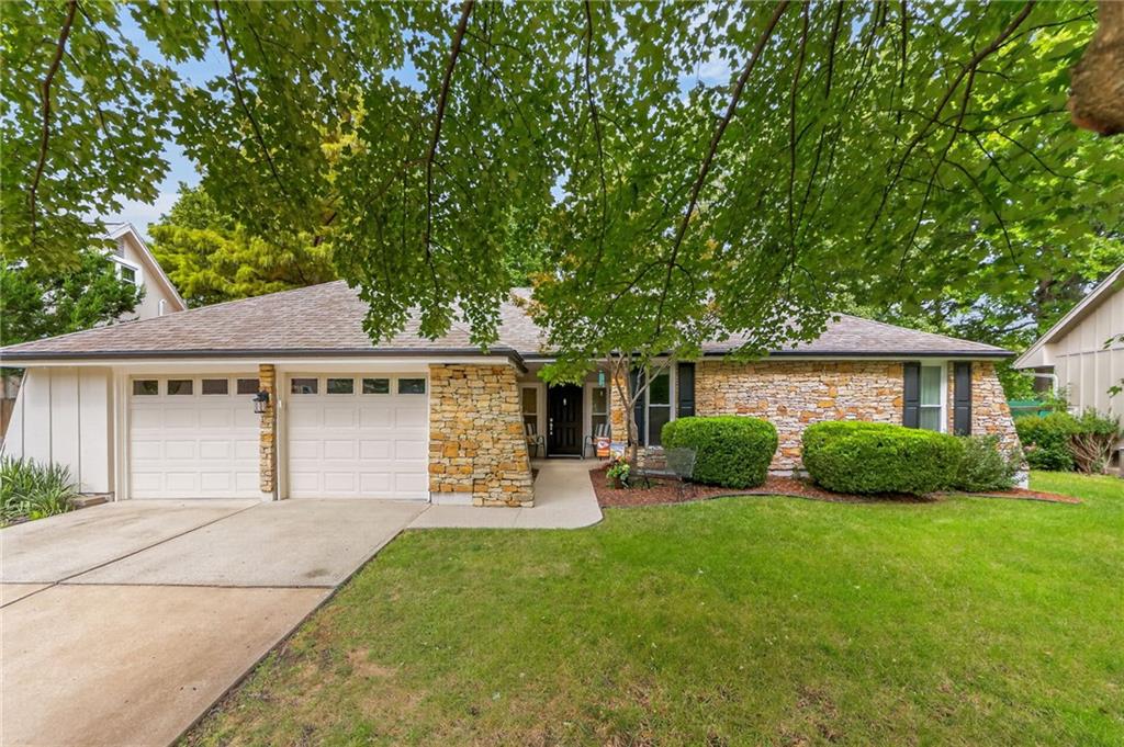 Photo of 1104 NE Oak Tree Drive Lee's Summit MO 64086