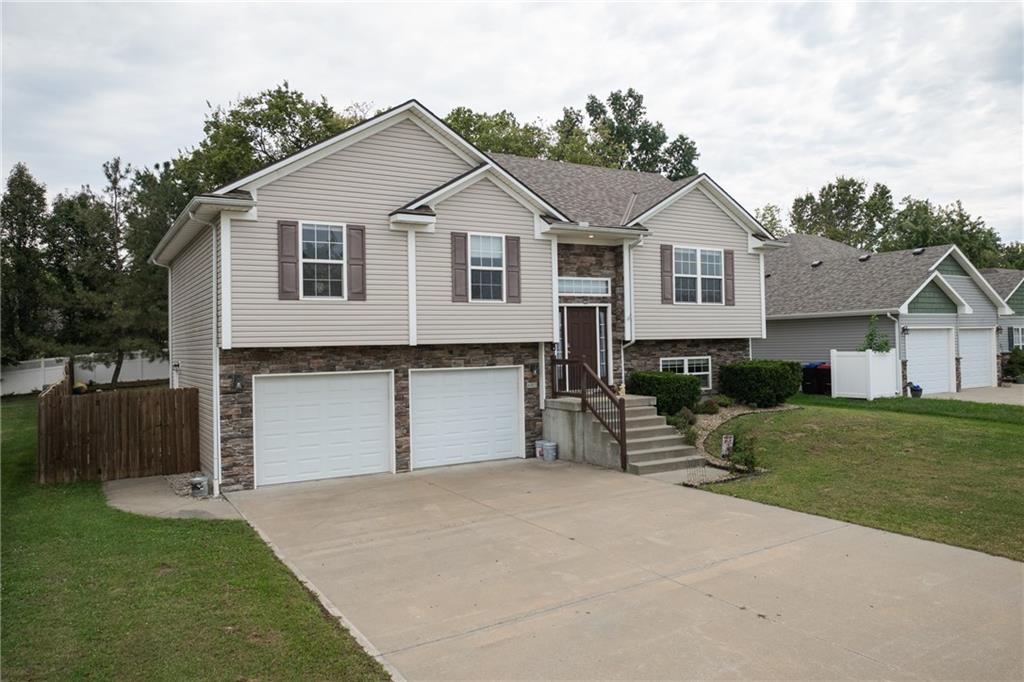 Photo of 605 Oakmont Drive Warrensburg MO 64093