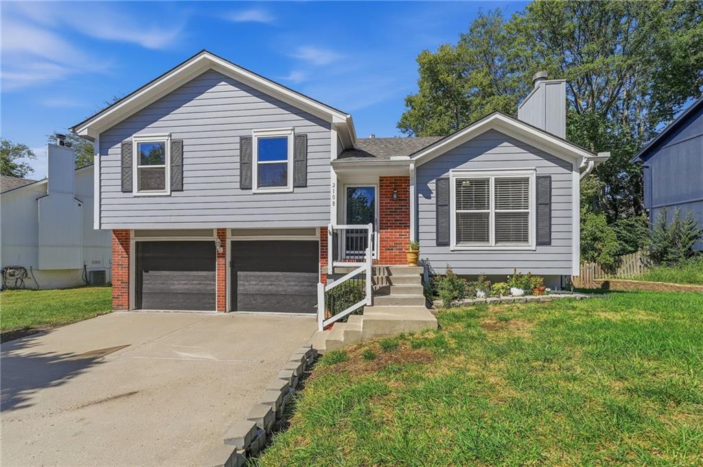 Photo of 2108 SW STERLING Drive Lee's Summit MO 64081