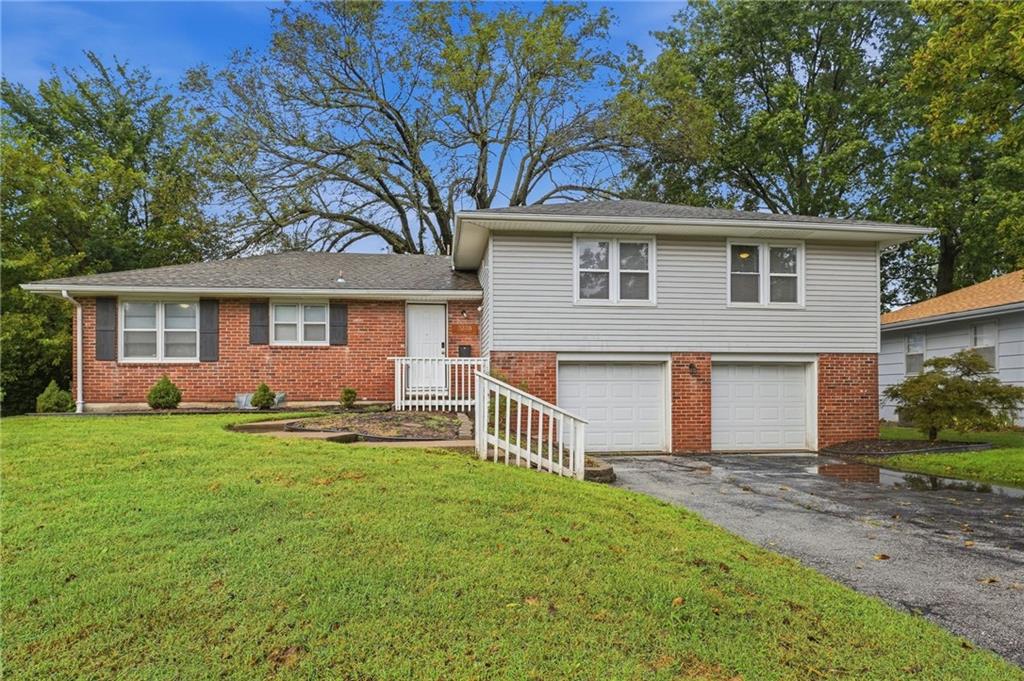 Photo of 3238 N Chippewa Drive Kansas City MO 64116