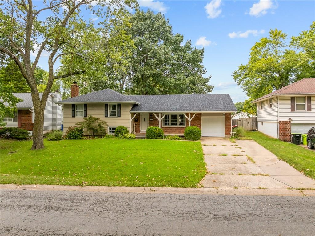Photo of 212 SW Craigmont Drive Lee's Summit MO 66081