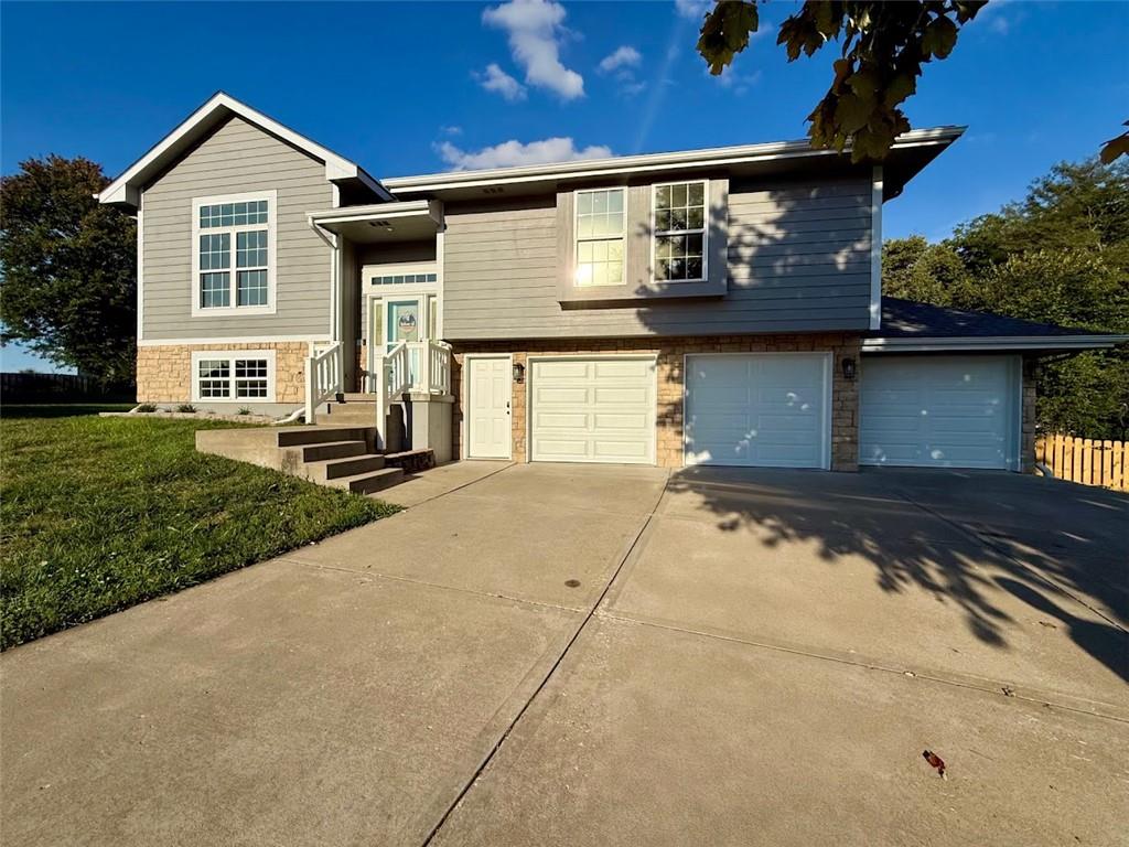 Photo of 2302 Woodland Circle Kearney MO 64060