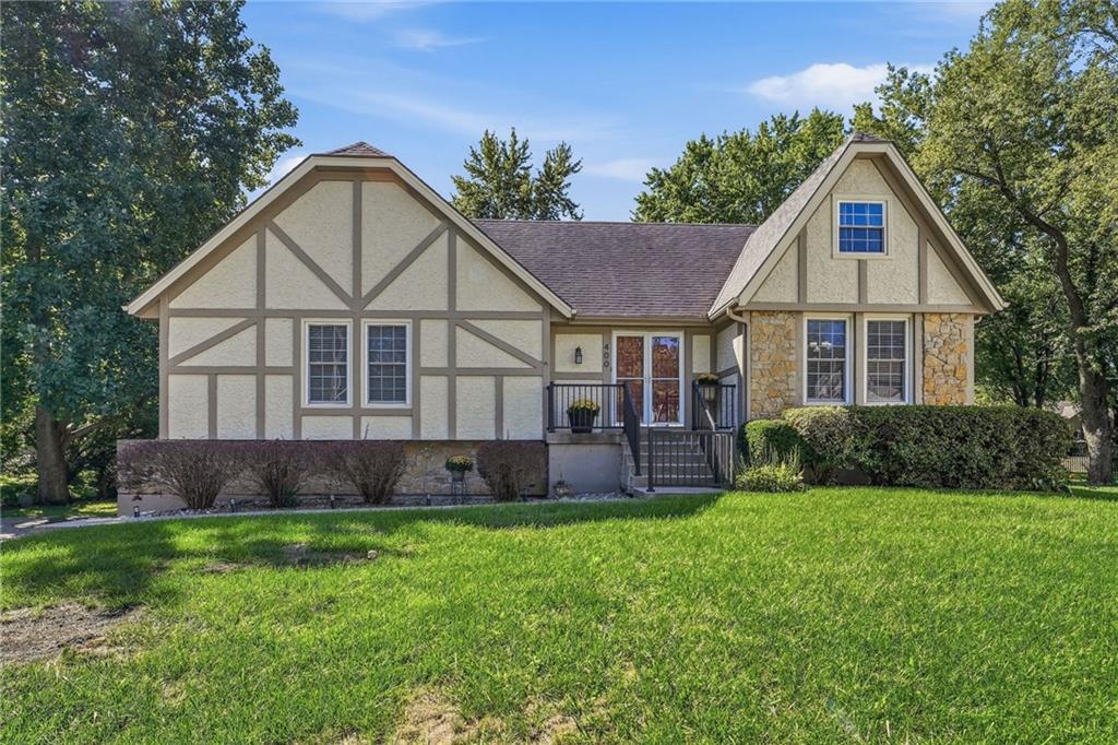 Photo of 400 NE Dogwood Lane Lee's Summit MO 64086