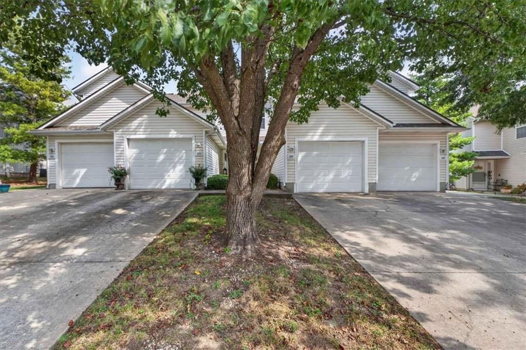 Photo of 1323 SE Broadway Circle Lee's Summit MO 64081