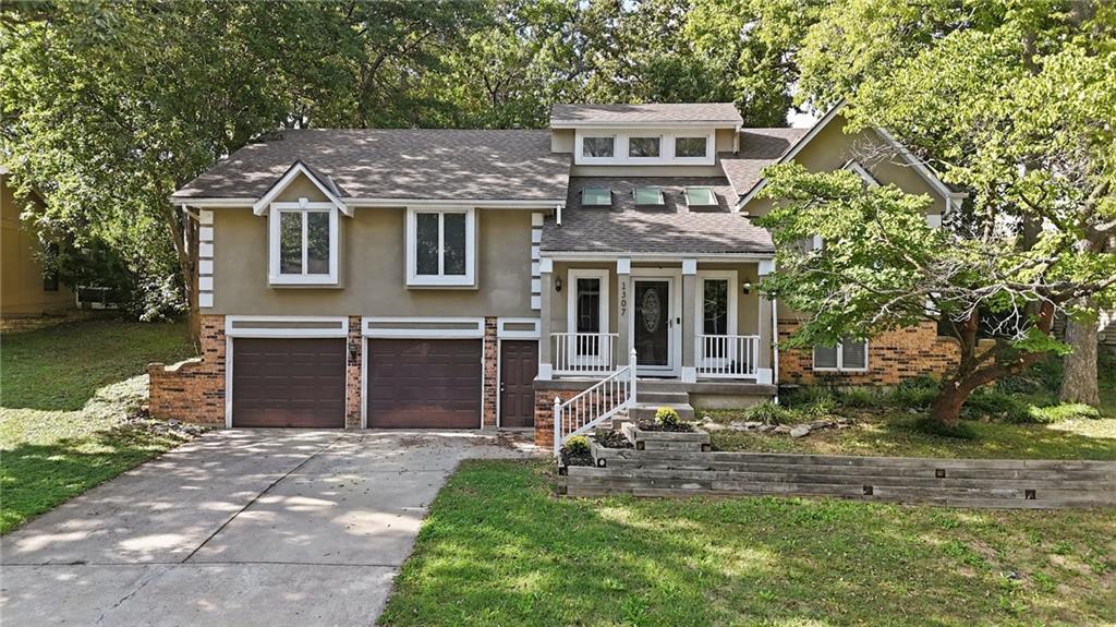 Photo of 1307 SW Granite Creek Drive Blue Springs MO 64015
