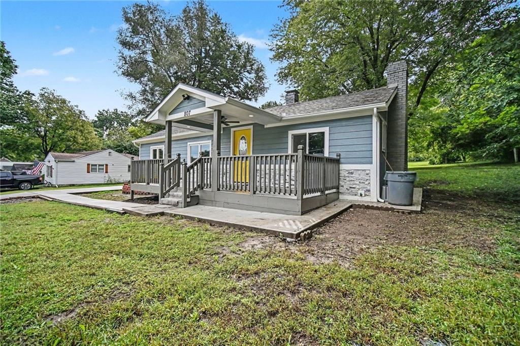 Photo of 807 E Gudgell Avenue Independence MO 64055