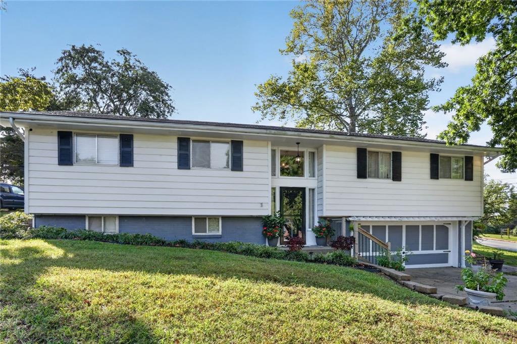 Photo of 305 NW 60th Terrace Kansas City MO 64118